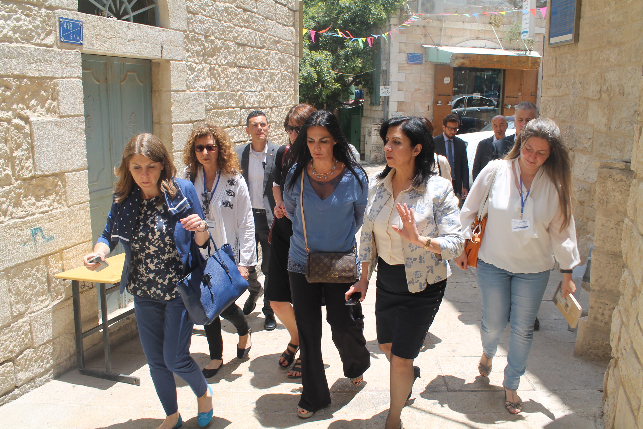 رئيسة بلدية بيت لحم ترافق نائب وزير السياحة الإيطالي في جولة لكنيسة المهد وحوش السريان 