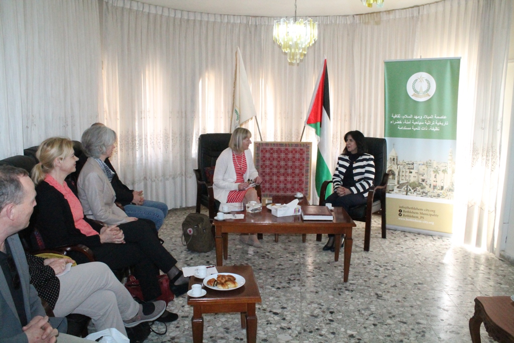  رئيسة بلدية بيت لحم ونائبها يلتقيان بوفد دنماركي من الحزب الديمقراطي بحضور مفوضية العلاقات الدولية والقواسمي