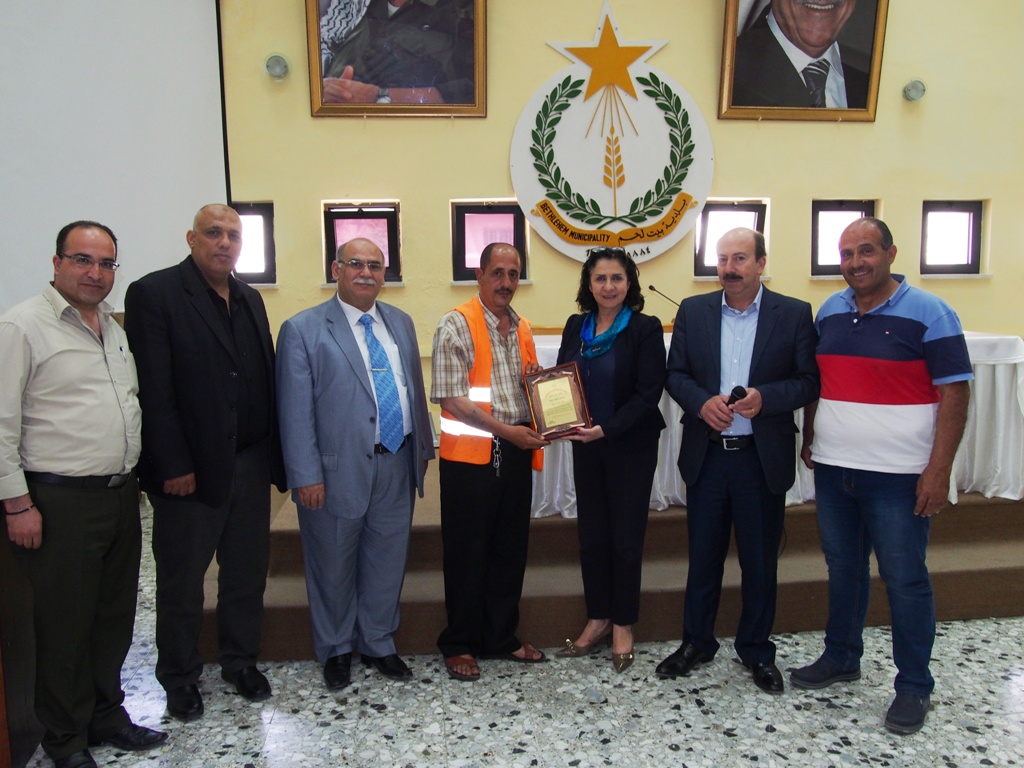 ضمن فعالية يوم العمال في بلدية بيت لحم بابون تثمن عالياً مجهود موظفي وعمال البلدية وتُكرم أحد عمالها لأمانته