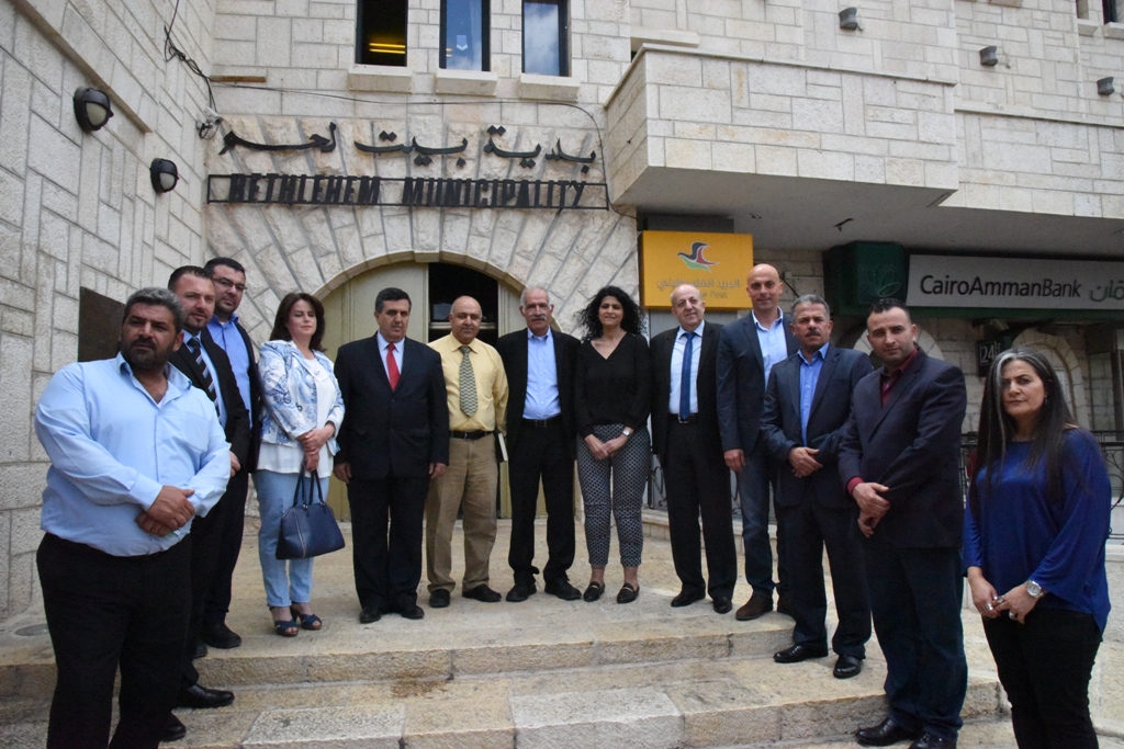 مجلس بلدية بيت لحم المُنتخب يعقد جلسته الأولى انتخاب أنطون سلمان رئيساً لبلدية بيت لحم وحنا حنانيا نائباً للرئيس