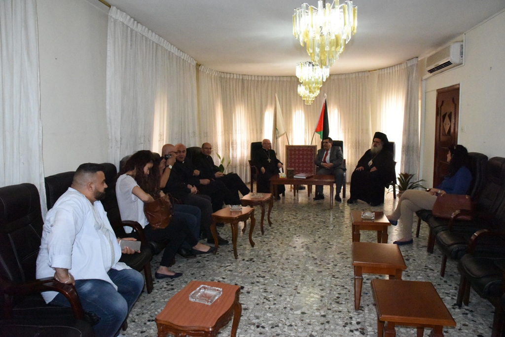 رئيس بلدية بيت لحم يستقبل وفد كايروس فلسطين الذي ضم البطريرك ميشيل صباح والمطران عطالله حنا والقس د. متري الراهب والوفد المرافق