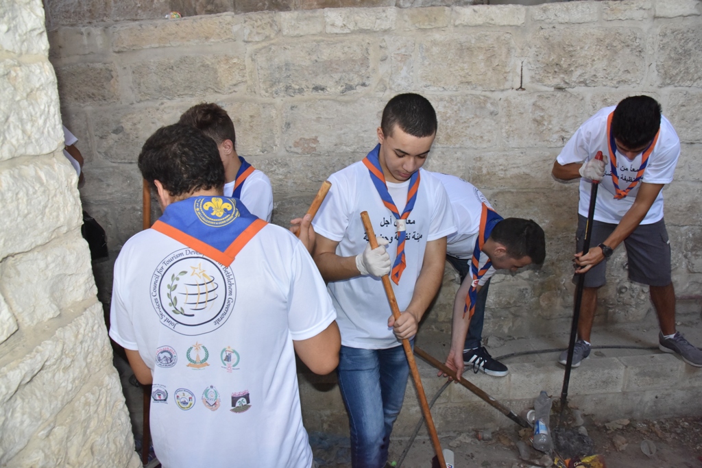 حملة تطوعية لتنظيف الأماكن السياحية والأثرية في بيت لحم تحت عنوان  (معا من أجل مدينة نظيفة وحضارية) 