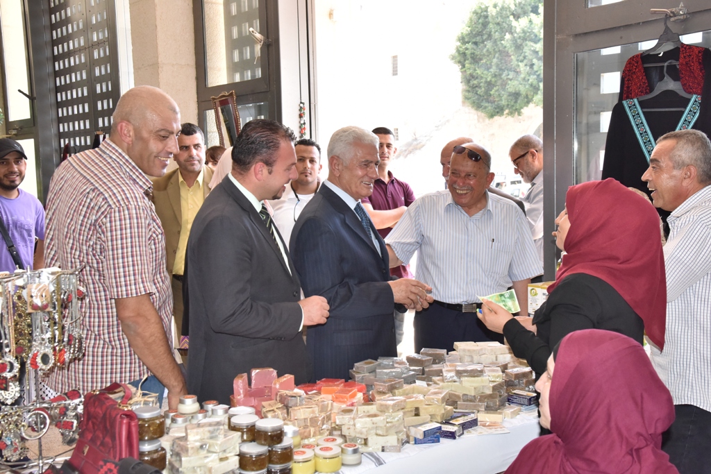 بالتعاون مع بلدية بيت لحم معرض للمنتجات التراثية الفلسطينية في مركز السلام