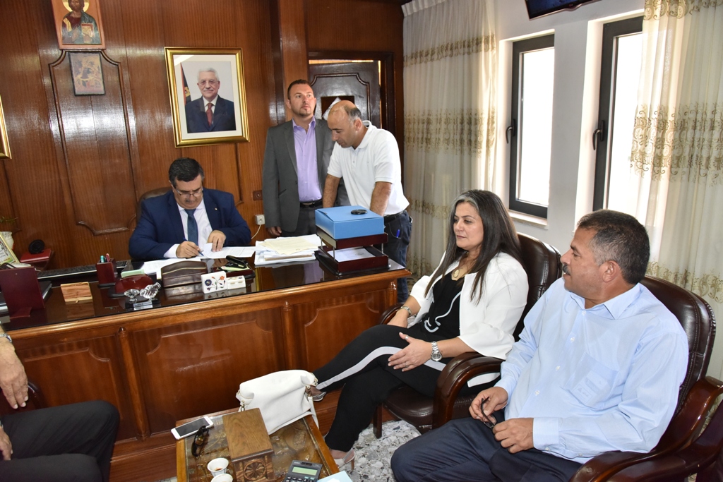 بهدف إقامة مدرسة صناعية حكومية تخدم محافظة بيت لحم  سلمان يوقع على إتفاقية شراء قطعة أرض