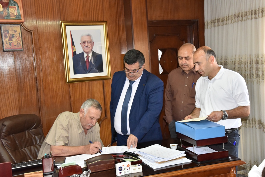بهدف إقامة مدرسة صناعية حكومية تخدم محافظة بيت لحم  سلمان يوقع على إتفاقية شراء قطعة أرض