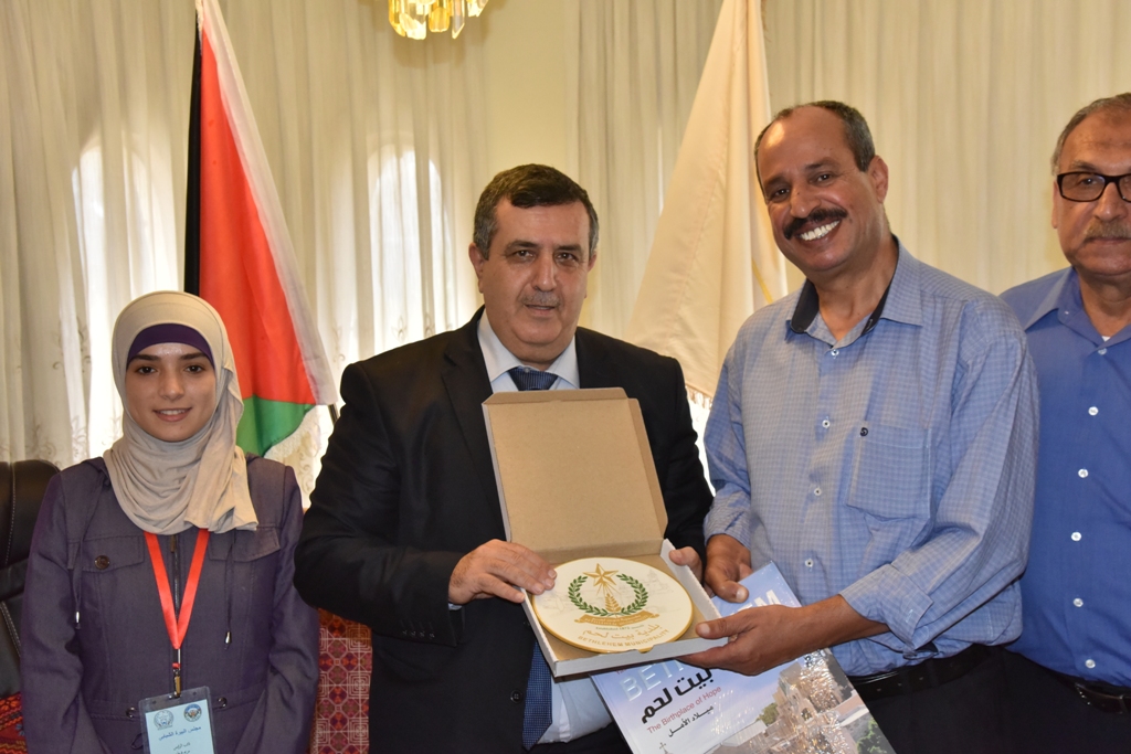 رئيس بلدية بيت لحم ورئيس المجلس الشبابي يستقبلان وفد مجلس شبابي البيرة