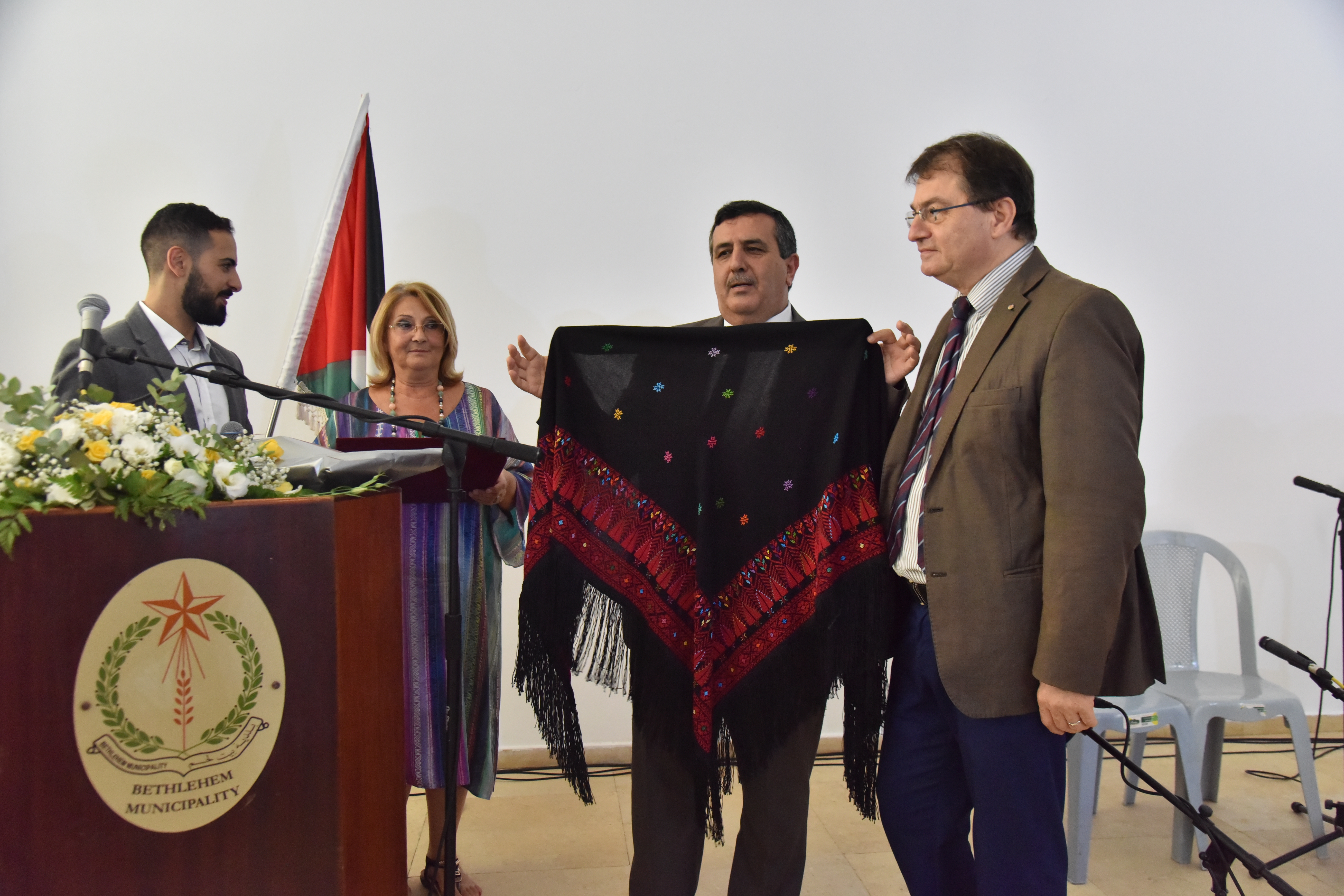 بلديتا بيت لحم وبوليانيللو الإيطالية: تحتفلان بتسيلم رئيس بلدية بيت لحم سلمان والأب فلتس مواطنة فخرية