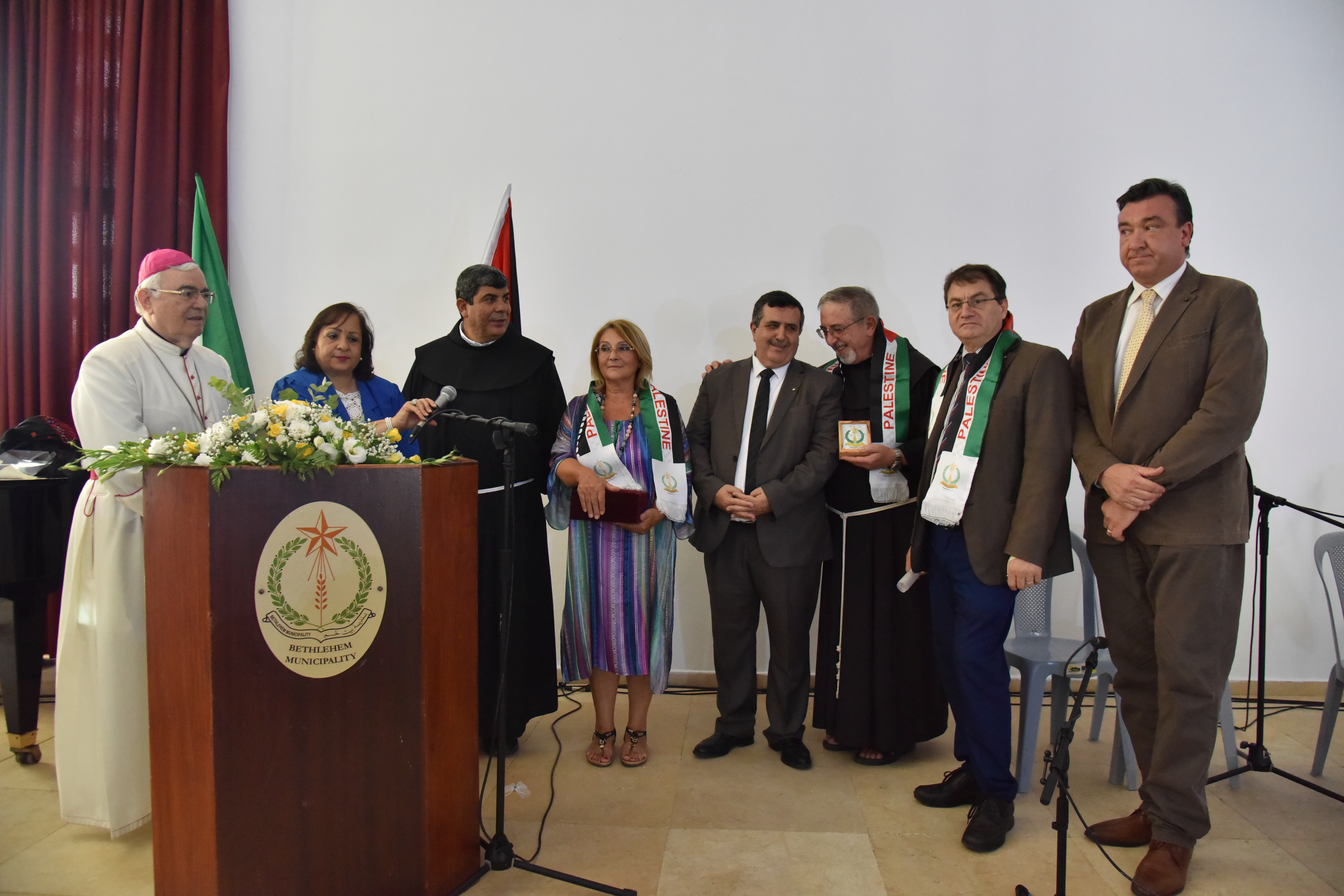 بلديتا بيت لحم وبوليانيللو الإيطالية: تحتفلان بتسيلم رئيس بلدية بيت لحم سلمان والأب فلتس مواطنة فخرية