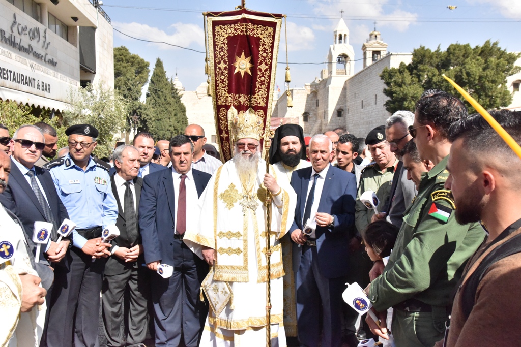 رئيس بلدية بيت لحم يشارك في استقبال النور المقدس القادم من القدس