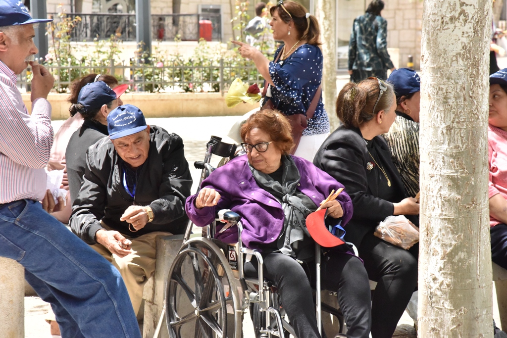 رئيس بلدية بيت لحم يشارك في استقبال النور المقدس القادم من القدس