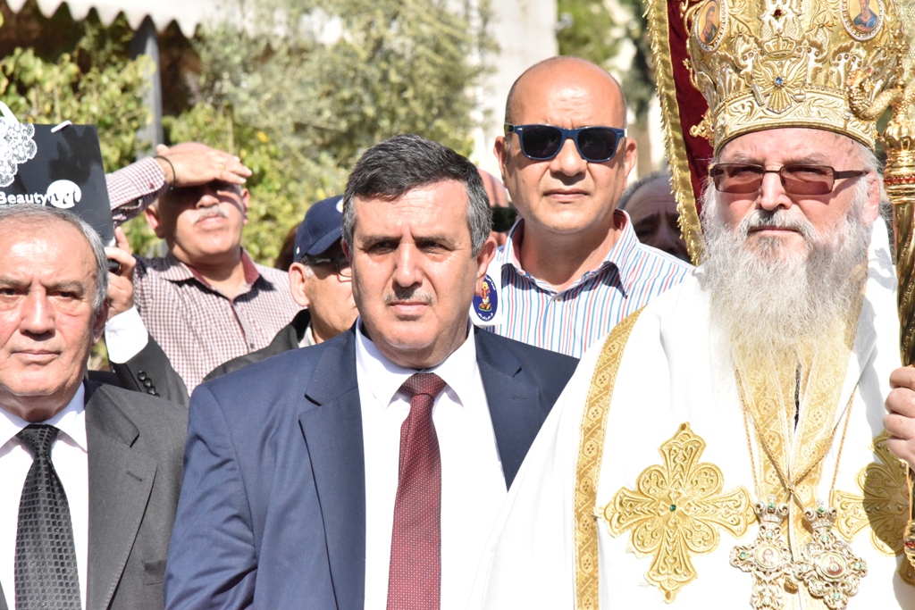 رئيس بلدية بيت لحم يشارك في استقبال النور المقدس القادم من القدس