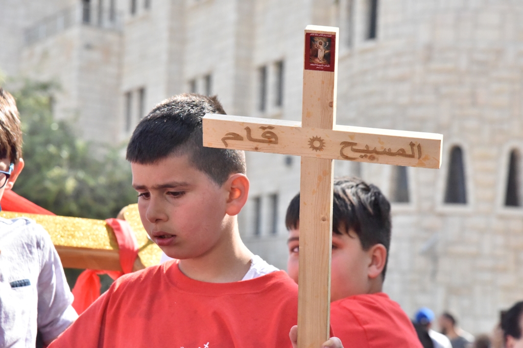 رئيس بلدية بيت لحم يشارك في استقبال النور المقدس القادم من القدس
