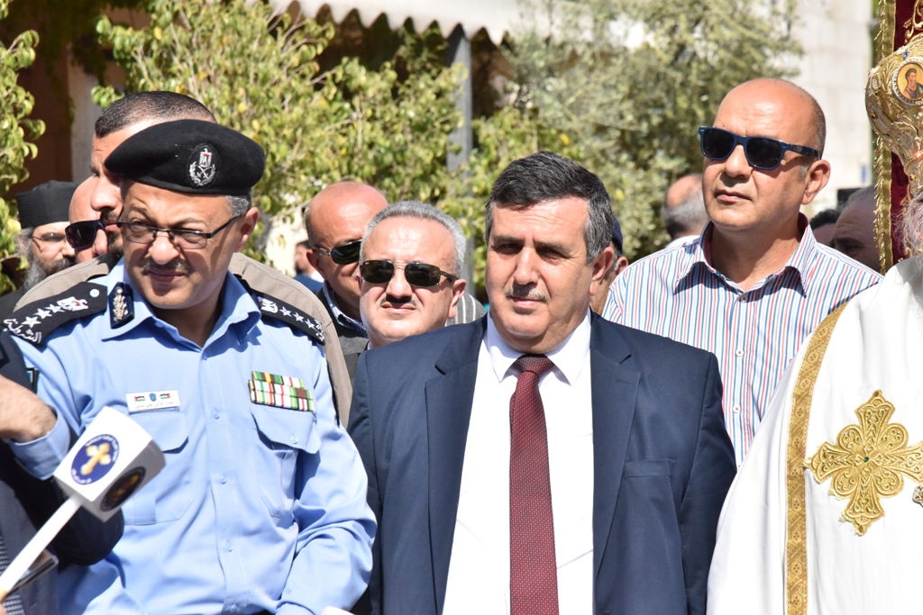 رئيس بلدية بيت لحم يشارك في استقبال النور المقدس القادم من القدس