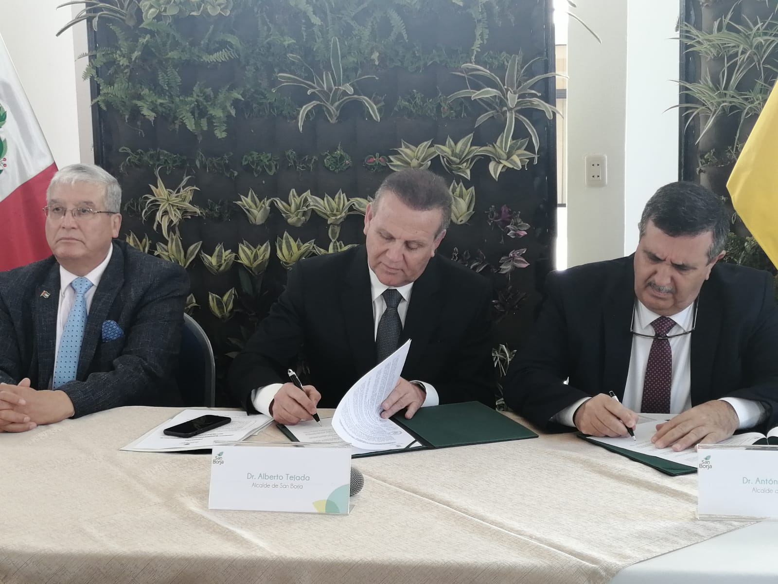 رئيس بلدية بيت لحم يوقع على إتفاقية توأمة جديدة مع بلدية سان بورخا في البيرو والتي قدمت له مفتاح سان بورخا