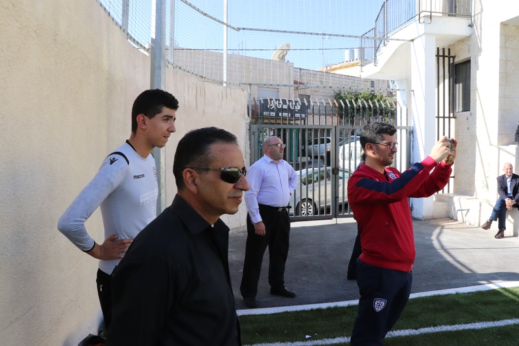 توقيع اتفاقية توأمة بين بلديتي بيت لحم وفربانيا الإيطالية ضمن فعاليات كأس عيد الميلاد للسلام في ملعب دافيدي استوري في بيت لحم