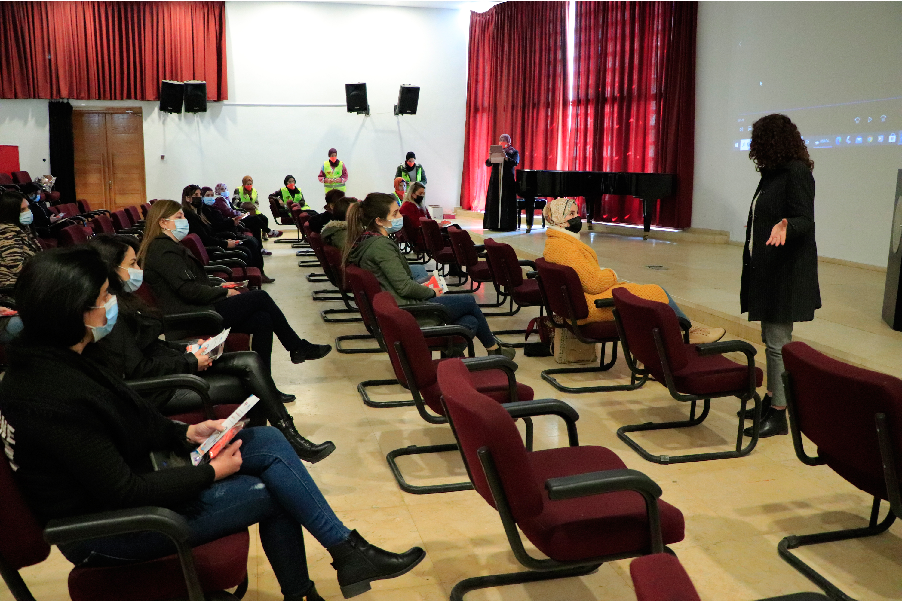 استضافت بلدية بيت لحم ورشة عمل تدريبية لموظفات بلدية بيت لحم بعنوان تعزيز حقوق الملكية المشتركة للمرأة ضمن مؤسسة الزواج.