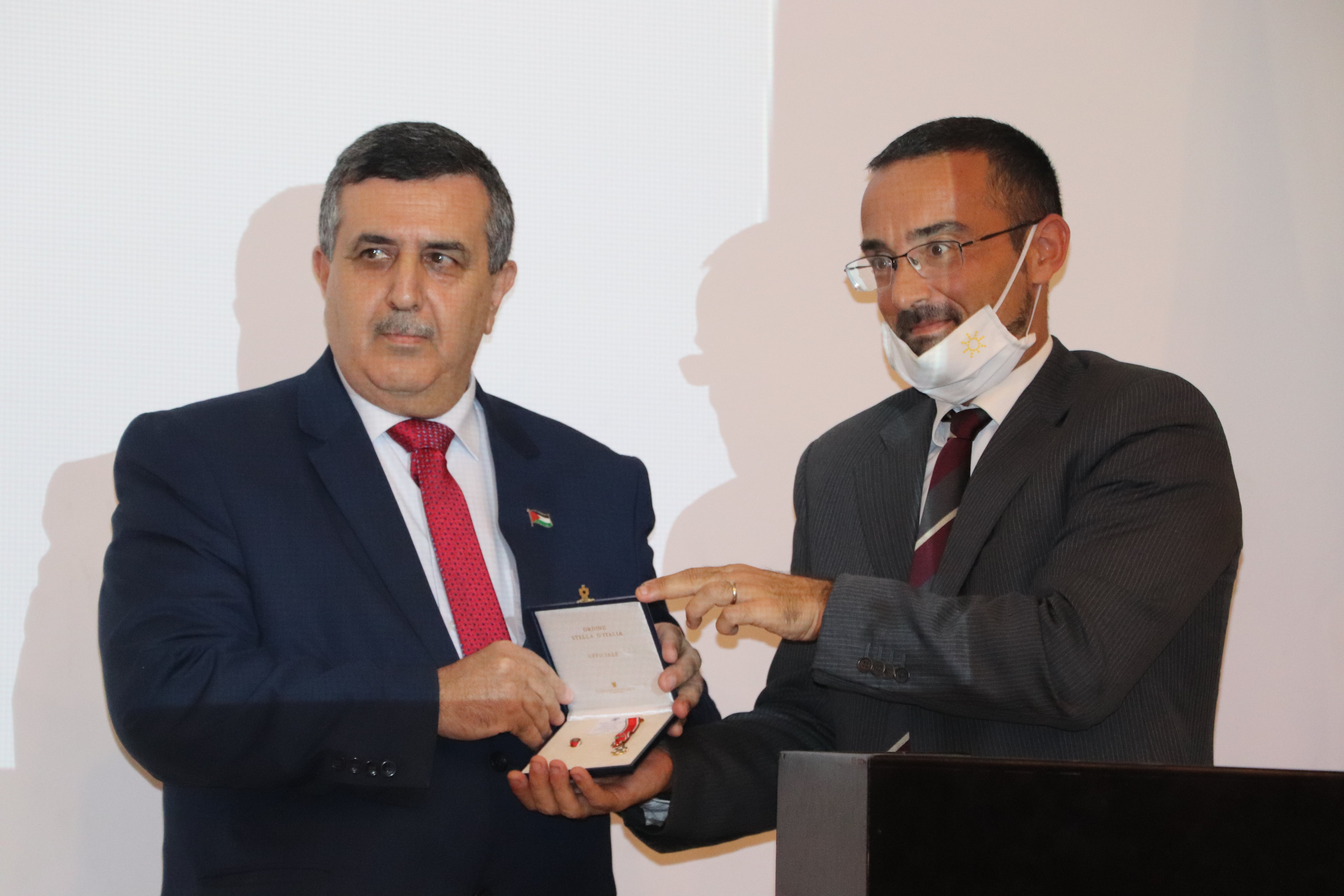 تقديراً لجهوده في تعزيز العلاقات الفلسطينية الإيطالية:  رئيس الجمهورية الإيطالية يمنح رئيس بلدية بيت لحم وسام نجمة إيطاليا