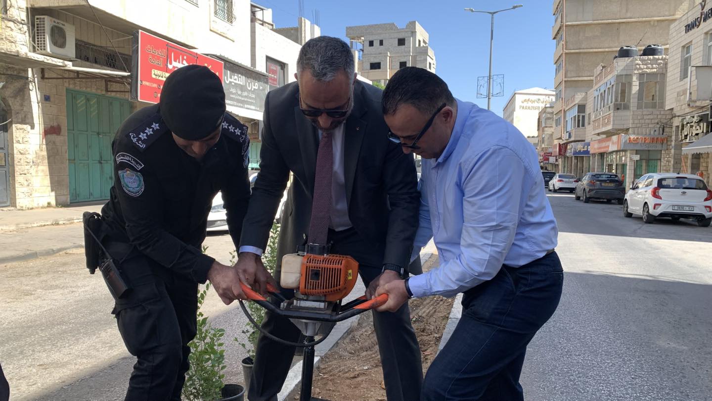 ضمن مشروع "بيت لحم مدينة خضراء" بلدية بيت لحم تنظّم نشاطًا بيئيًا لتنظيف وتخضير شارع المهد
