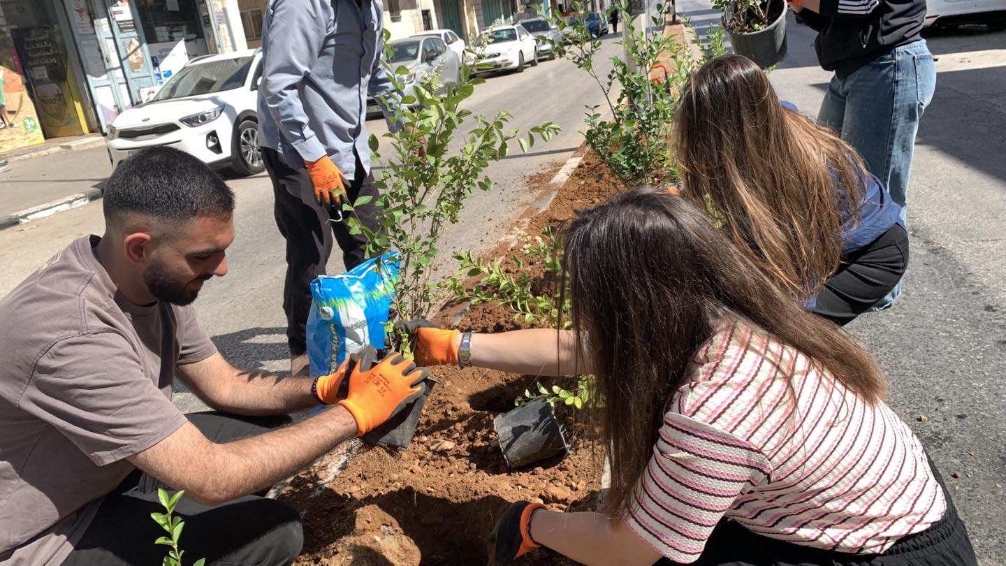 ضمن مشروع "بيت لحم مدينة خضراء" بلدية بيت لحم تنظّم نشاطًا بيئيًا لتنظيف وتخضير شارع المهد