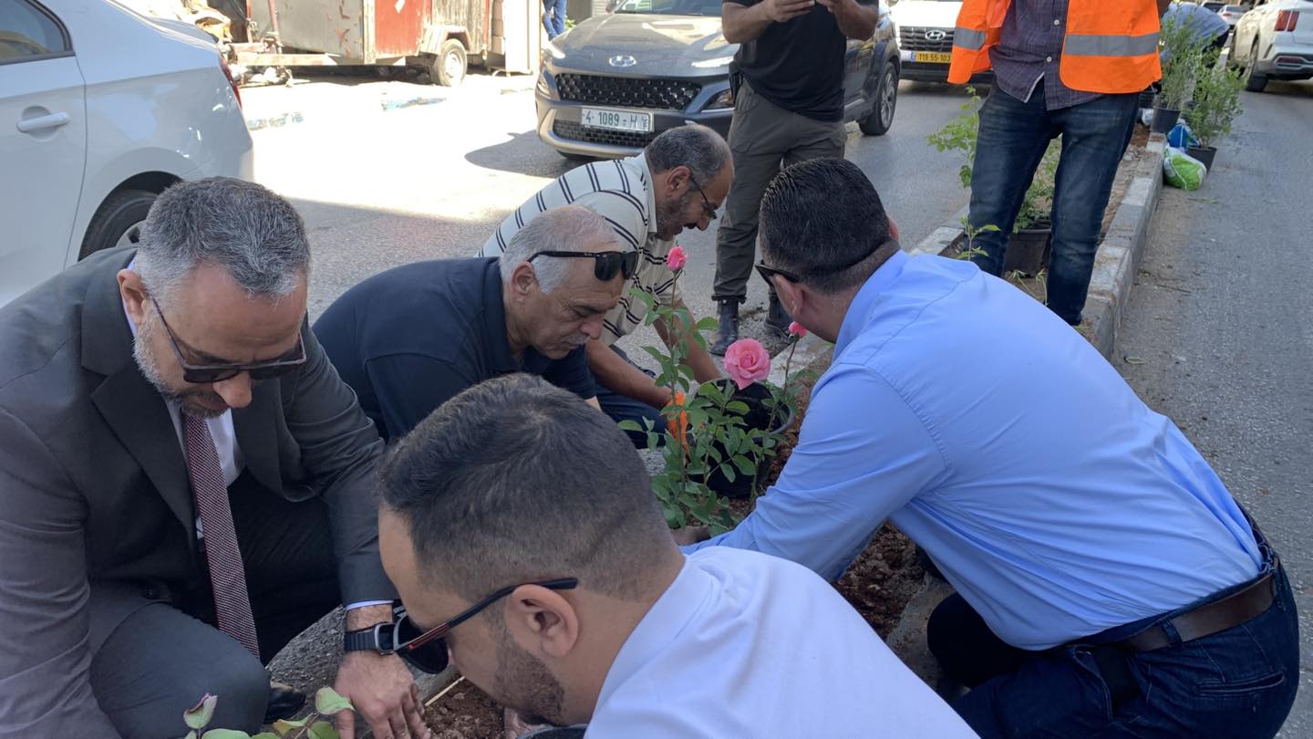 ضمن مشروع "بيت لحم مدينة خضراء" بلدية بيت لحم تنظّم نشاطًا بيئيًا لتنظيف وتخضير شارع المهد