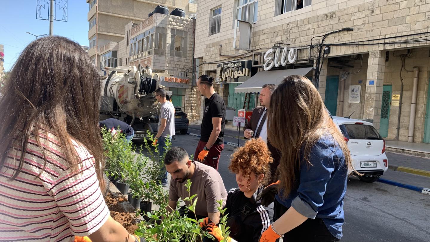 ضمن مشروع "بيت لحم مدينة خضراء" بلدية بيت لحم تنظّم نشاطًا بيئيًا لتنظيف وتخضير شارع المهد