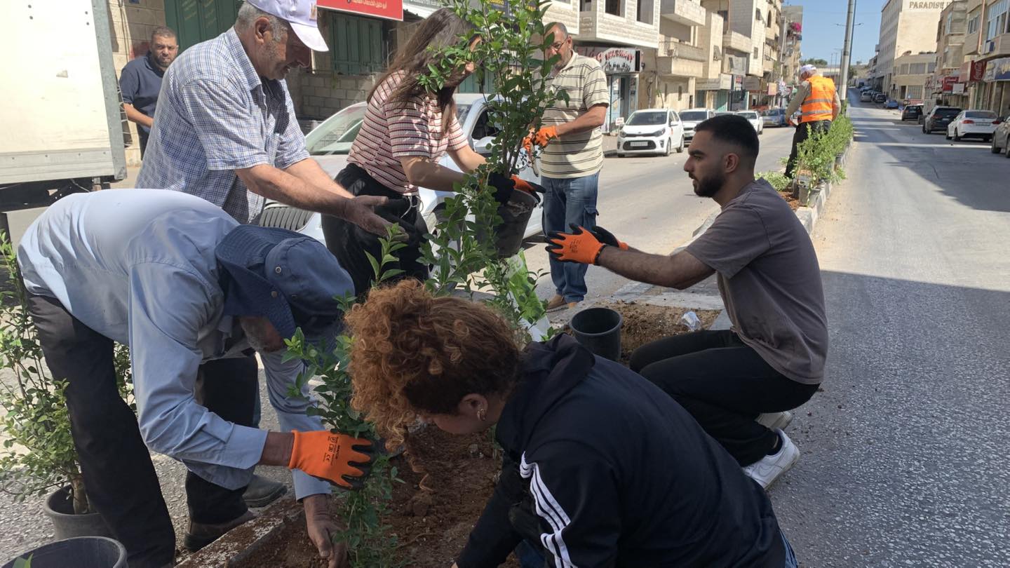 ضمن مشروع "بيت لحم مدينة خضراء" بلدية بيت لحم تنظّم نشاطًا بيئيًا لتنظيف وتخضير شارع المهد