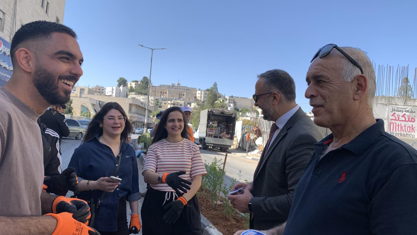 ضمن مشروع "بيت لحم مدينة خضراء" بلدية بيت لحم تنظّم نشاطًا بيئيًا لتنظيف وتخضير شارع المهد
