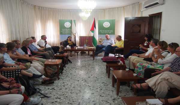 فرسان قبر الخلاص يزورون بلدية بيت لحم ويلتقون بالأستاذة بابون