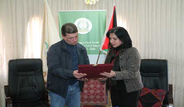 رئيسة بلدية بيت لحم تستقبل وزير العمل والشؤون الإجتماعية الروسي في البلدية وترافقه في جولة إلى كنيسة المهد