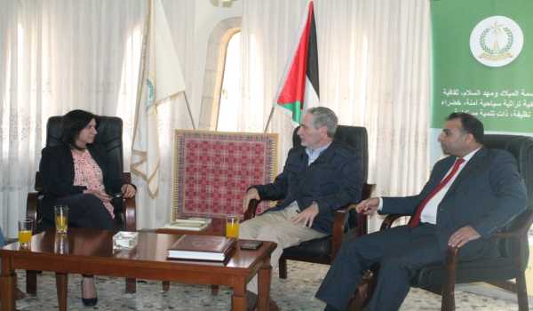 بابون تستقبل الروائي الإسباني مارثيليانو غاليانو روبيرو المناصر للقضية الفلسطينية 