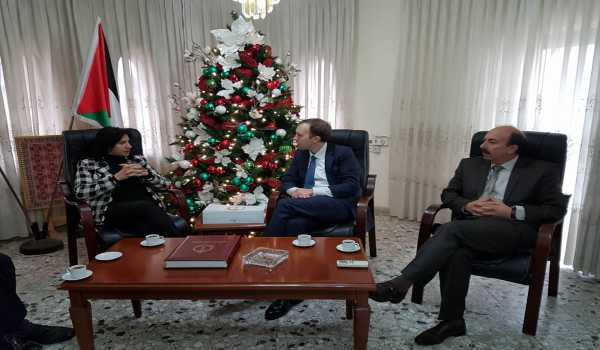 رئيسة بلدية بيت لحم تستقبل الوزير البريطاني هانكوك وتعرض له واقع بيت لحم وتصاحبه في جولته إلى كنيسة المهد