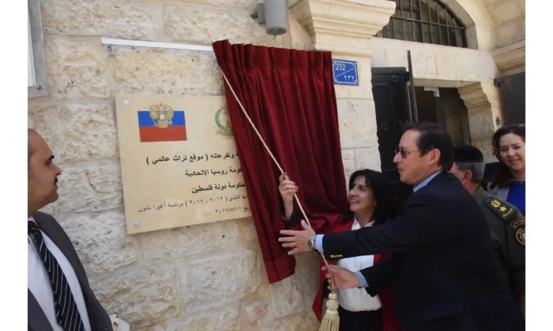 رئيسة بلدية بيت لحم وممثل روسيا لدى فلسطين يزيحان الستارة عن لوحتي تدشين مشروع تأهيل شارع النجمة وتفرعاته وتأهيل مبنى بلدية بيت لحم 
