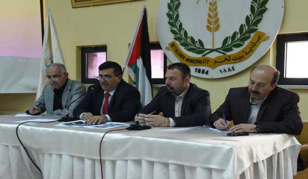 رئيس بلدية بيت لحم يجتمع مع مهندسي المدينة لتحديد إحتياجاتها الهندسية وكيفية تطويرها 