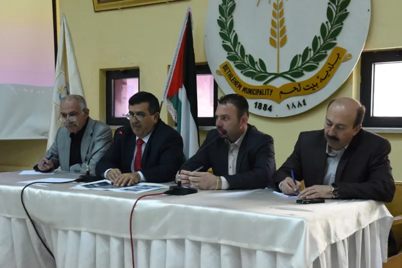 رئيس بلدية بيت لحم يجتمع مع مهندسي المدينة لتحديد إحتياجاتها الهندسية وكيفية تطويرها 