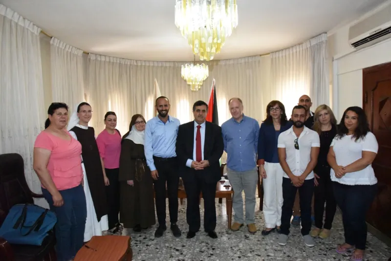 رئيس بلدية بيت لحم يستقبل عددا من الوفود ضمت مدرسة بيت لحم للأيقونات والبنك الاردني الكويتي والكنيسة المارونية وراهبات القديسة تيريزا الطفل يسوع وشركة جوال 