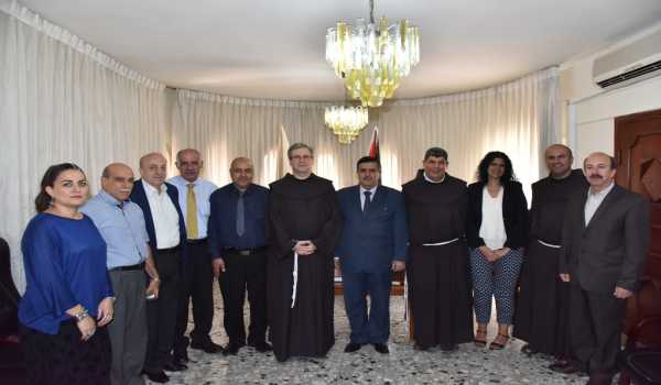 رئيس وأعضاء مجلس بلدية بيت لحم يستقبلون حارس الأراضي المقدسة 