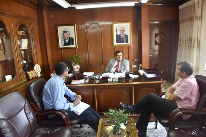 مدير بعثة الصليب الأحمر في جنوب الضفة الغربية يستمع إلى تحديات بيت لحم من رئيس بلدية بيت لحم 