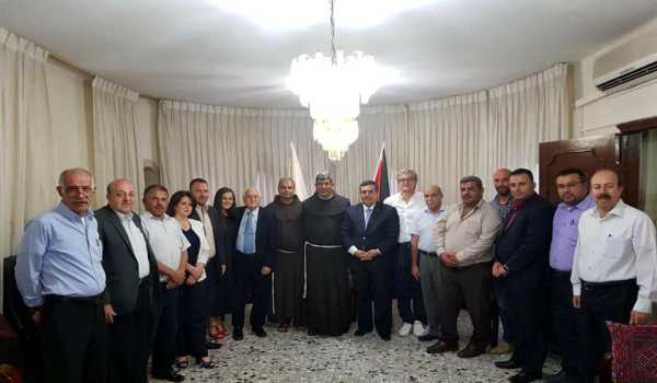 ثمن منحه شهادة مواطنة شرف مدينة بيت لحم رئيس وأعضاء مجلس بلدية بيت لحم يستقبلون مستشار حراسة الأراضة المقدسة 