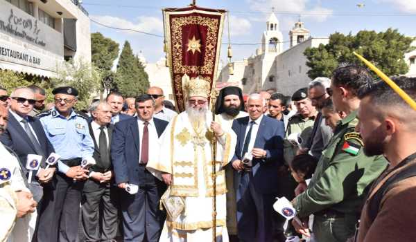 رئيس بلدية بيت لحم يشارك في استقبال النور المقدس القادم من القدس