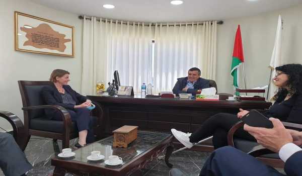 رئيس بلدية بيت لحم يطلع مديرة شؤون الأونروا في الضفة الغربية بأوضاع مدينة بيت لحم في ظل جائحة فيروس كورونا المستجد
