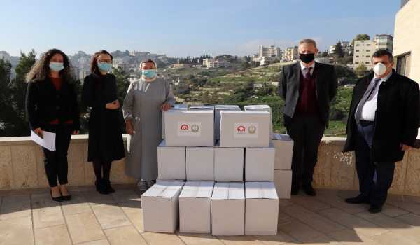 ممثلية جمهورية بولندا في فلسطين تقوم بتوزيع طرود غذائية على العائلات المتضررة من جائحة كورونا