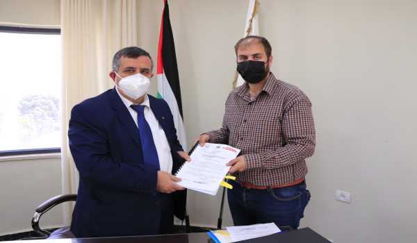 رئيس بلدية بيت لحم يوقع إتفاقية توريد وحدات إنارة لشارع الكاريتاس وتفرعاته مع شركة المجد للطاقة البديلة